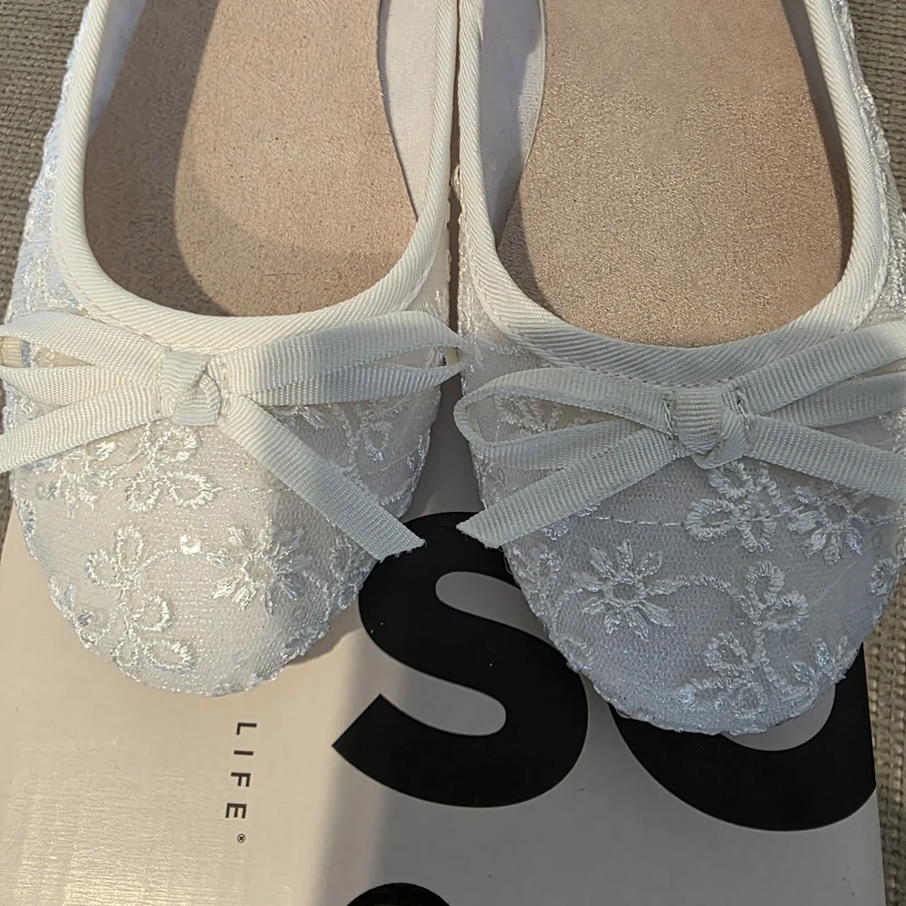 Elegant White Embroidered Flats with Bow